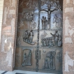 Op de deur van de Aankondigingskerk staan bekende geschiedenissen afgebeeld.