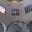 In de kerk staan op de ramen de 8 zaligsprekingen vermeld