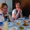 Willemien en Marieke genieten van de Druzenmaaltijd