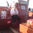 Ds. Joppe leest een stukje op de boot