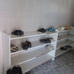 De schoenen moesten uit