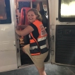 Elma krijgt uitleg in een ambulance van het Shaare Zedek ziekenhuis