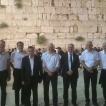 Zes HHK predikanten op een rij voor de klaagmuur. De commissie Isra&euml;l is ook in Jeruzalem 