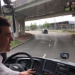 Vanaf Schiphol bestuurt ds. Noordermeer de bus op vakkundige wijze naar Oud-Beijerland.