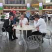 De predikanten evalueren de reis op de luchthaven.