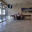 Hier wachten we op de lift die ons boven op de Massada brengt