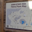 Stephan bekijkt de plattegrond van het Timnapark.