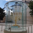 De gouden kandelaar voor de Hurva synagoge.