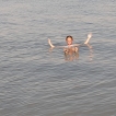 Rosalien drijft in de Dode Zee.