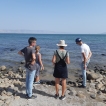 Aan de oever van het meer van Galilea.