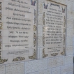 De geschiedenis van de doop van de Heere Jezus staat in vele talen op de muur van Yardenit.