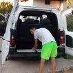De auto wordt nog even schoongemaakt.