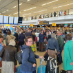 Wachten voor de incheckbalie op Schiphol