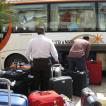 De koffers moten in de bus om naar Jordanie te kunnen.