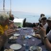 We gebruiken de lunch aan de over van het meer