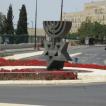 Op de rotonde nabij de Knesset
