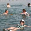 Na de Massada gaan we drijven in de Dode Zee