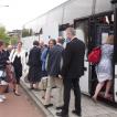 Ds. Donselaar heet de reisgenoten die in Woudenberg opstappen welkom.