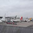 Het vliegtuig van Turkish Airlines staat al klaar om ons naar Istanbul te brengen.
