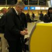 Ds. Donselaar als incheckmedewerker