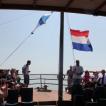 De Nederlandse vlag wordt gehesen naast de Isra&euml;lische vlag