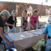 Enkele dames maken in Atlit de lunch klaar