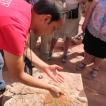 Wadi Rum 32 (een demonstratie van 'Achie' hoe Bedoe&iuml;enen de handen wassen)