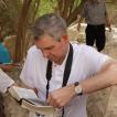 Ds. Donselaar leest de geschiedenis van David bij En-Gedi